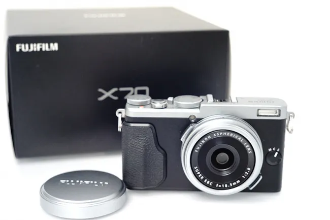 富士フイルム X70 シルバー カメラ