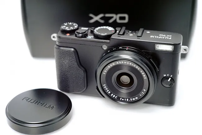 富士フイルムX70 ブラック  カメラ